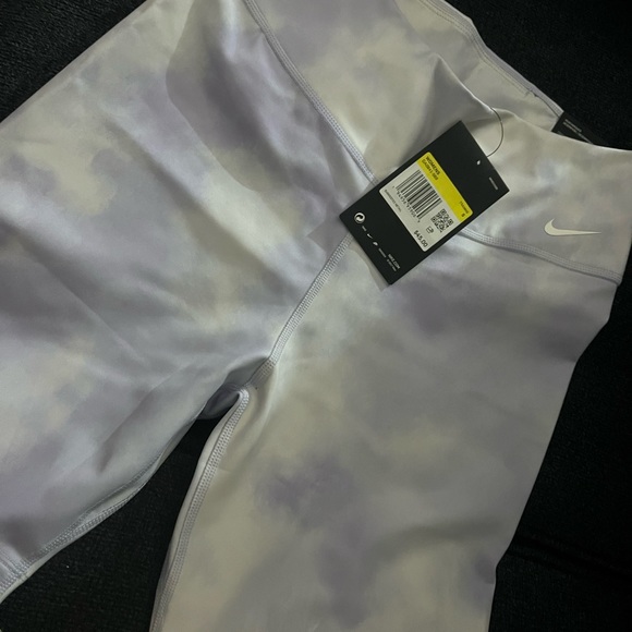 Nike Mid Rise Short - Picture 3 of 3